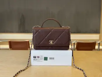 <p> A96170 chanel 25k 白色大菱格woc 实物很可爱 白雪公主一样奶呼呼的 好温柔的小包 太精致了 尺寸:19cm</p>