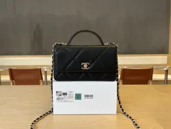 <p> A96171 chanel 25k 白色大菱格双层风琴包 实物很可爱 白雪公主一样奶呼呼的 好温柔的小包 太精致了 尺寸:19cm</p>