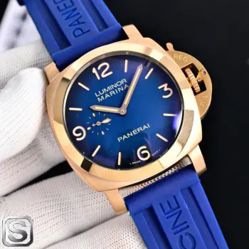 <p>太阳出品<p>沛纳海 新款来袭PN6 </p><p>系列:庐米诺系列</p><p>型号:PAM01678</p><p>尺寸:直径44mm,厚度15mm</p><p>表壳:精钢316L玫瑰金钢壳</p><p>表盘:渐变蓝 </p><p>表镜:加强矿物质玻璃</p><p>表带:灰色磨砂表带  太阳出品精致推荐男士机械腕表 </p>