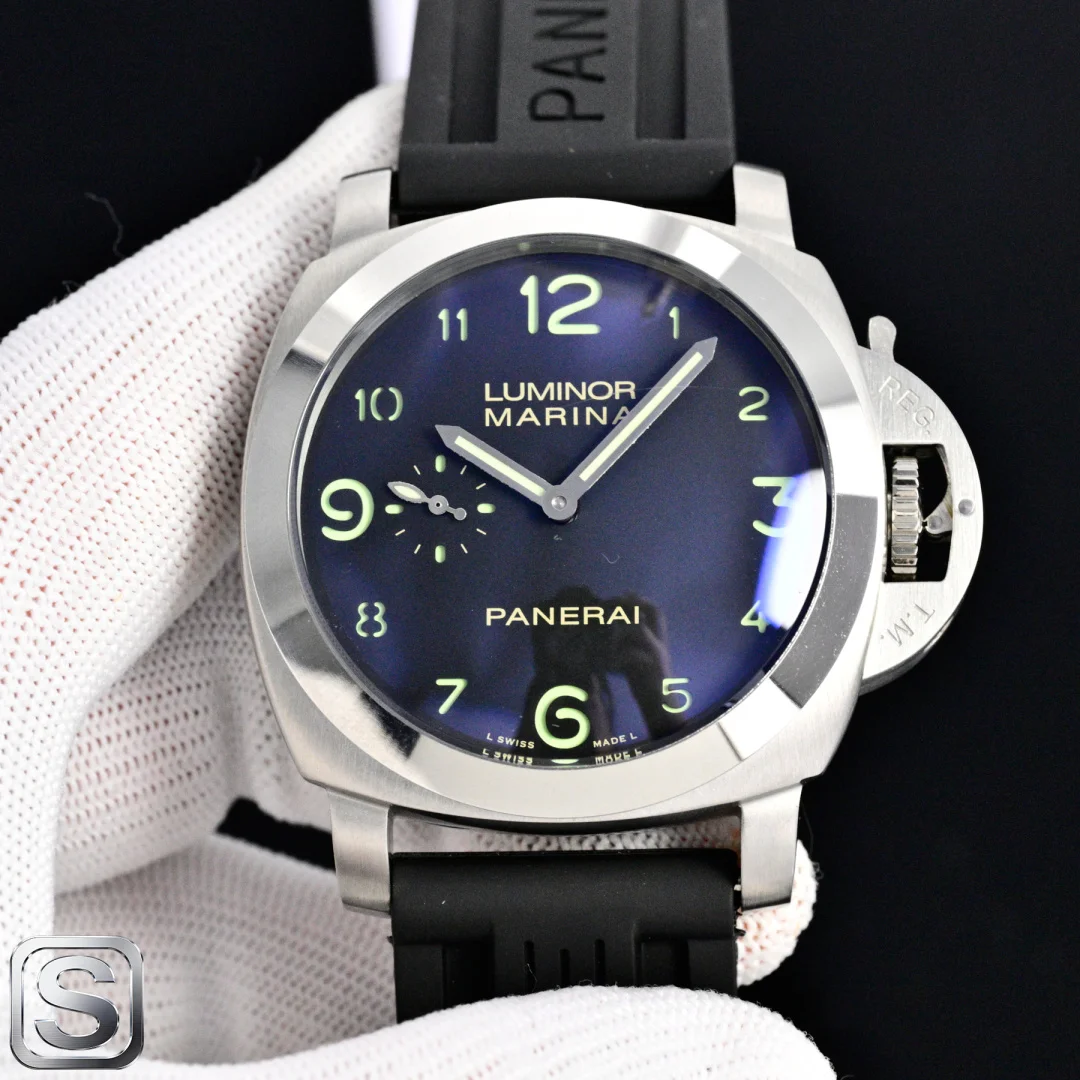 <p>太阳出品 <p>沛纳海 新款来袭PN6 </p><p>系列:庐米诺系列</p><p>型号:PAM0759</p><p>尺寸:直径44mm,厚度15mm</p><p>表壳:精钢316L白钢壳</p><p>表盘:黑面 </p><p>表镜:加强矿物质玻璃</p><p>表带:灰色磨砂表带  太阳出品精致推荐男士机械腕表 </p><p>立即抢购</p>