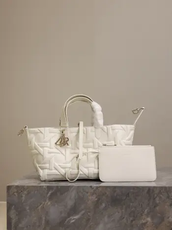 <p>中号 Dior Toujours 手袋 白色压花菱格 </p><p>这款 Dior Toujours 手袋休闲实用 别具一格 采用白色牛皮革精心制作 饰以 Graphic 藤格纹图案 以 3D 效果的时尚版本全新演绎 Dior 的经典图案 型号 1188</p>