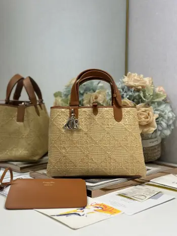 <p>Dior Toujours 手袋 编织中号 </p><p>这款 Dior Toujours 手袋休闲实用 别具一格 采用米色酒椰草精心制作 饰以 Graphic 藤格纹图案 以 3D 效果的时尚版本全新演绎 Dior 的经典图案 型号 1188</p>