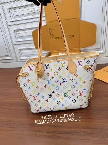 <p>独家(正品原厂进口皮)首发型号 M27839私品 163动态UID  进口菱形面料  品质和材料第九次再次升级 专柜同步 动态电子芯片 礼品袋 保护纸 铜版电子标签 合格证 皮料是正品代工厂意大利A级树膏皮 私品 是在于品质 五金 面料 手工 油边 是A级出品 拍摄图跟产品一致.尺寸 31x28x14CM</p>