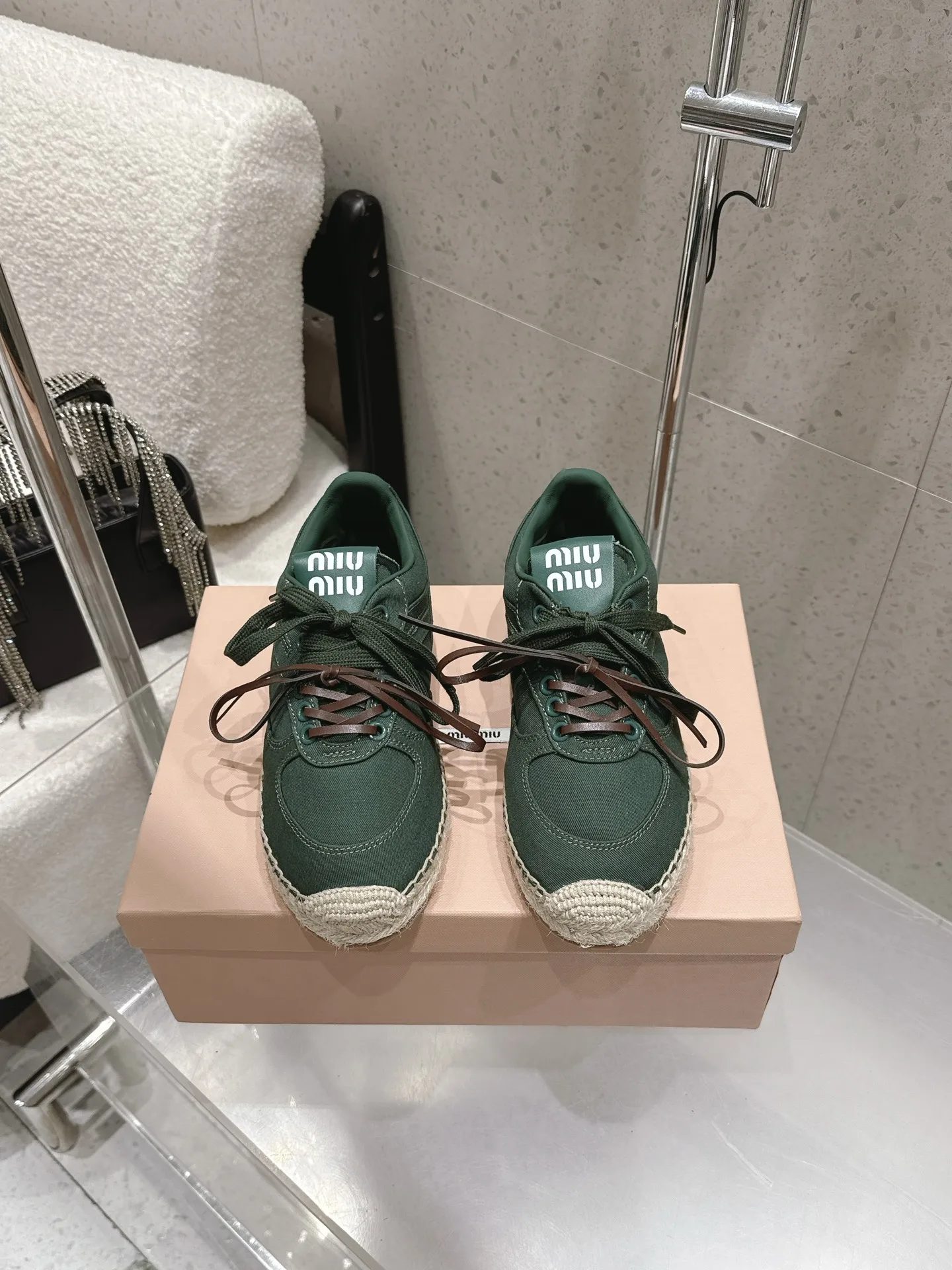 原单MIUMIU女鞋|高仿MIUMIU女鞋|精仿MIUMIU女鞋|一比一MIUMIU女鞋<p>miumiu缪缪 春夏最新款草编底德训鞋渔夫鞋</p><p>超多明星网红种草 这是品牌标志性的 miu系少女风 核心单品 完美融合了复古休闲与少女感 适配多场景穿搭 鞋身环绕天然黄麻绳编织包边 是渔夫鞋的经典元素 自带复古松弛感 同时提升了鞋款的辨识度 鞋舌/鞋垫处印有