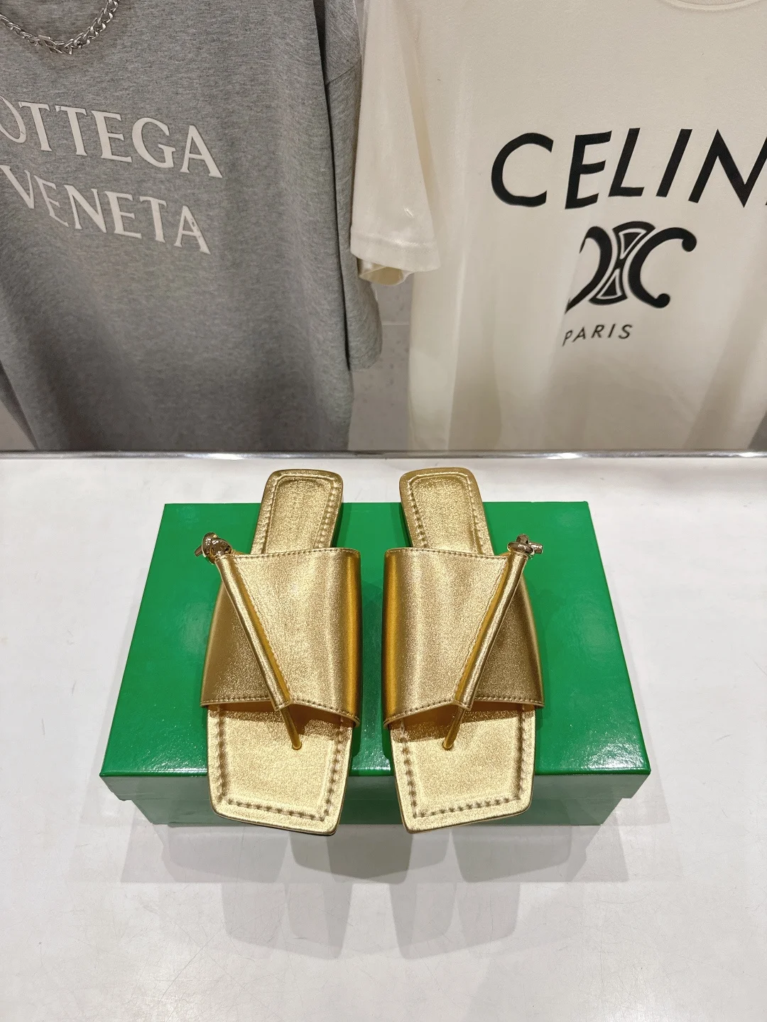 原单BV女鞋|高仿BV女鞋|精仿BV女鞋|一比一BV女鞋<p> Bottega Veneta/BV F065 2026ss夏季新款Solstice女士平底拖鞋</p><p>当慵懒假日遇上高级感 BV经典编织拖邂逅粗粝绳结五金 每一步都是松弛美学 </p><p>意大利皮革温柔包裹 手工编织纹路里藏满随性密码</p><p>金属扣环与登山绳元素碰撞 给极简注入一丝野性张力 码数 35-42 40.41.42订做不退换 </p>