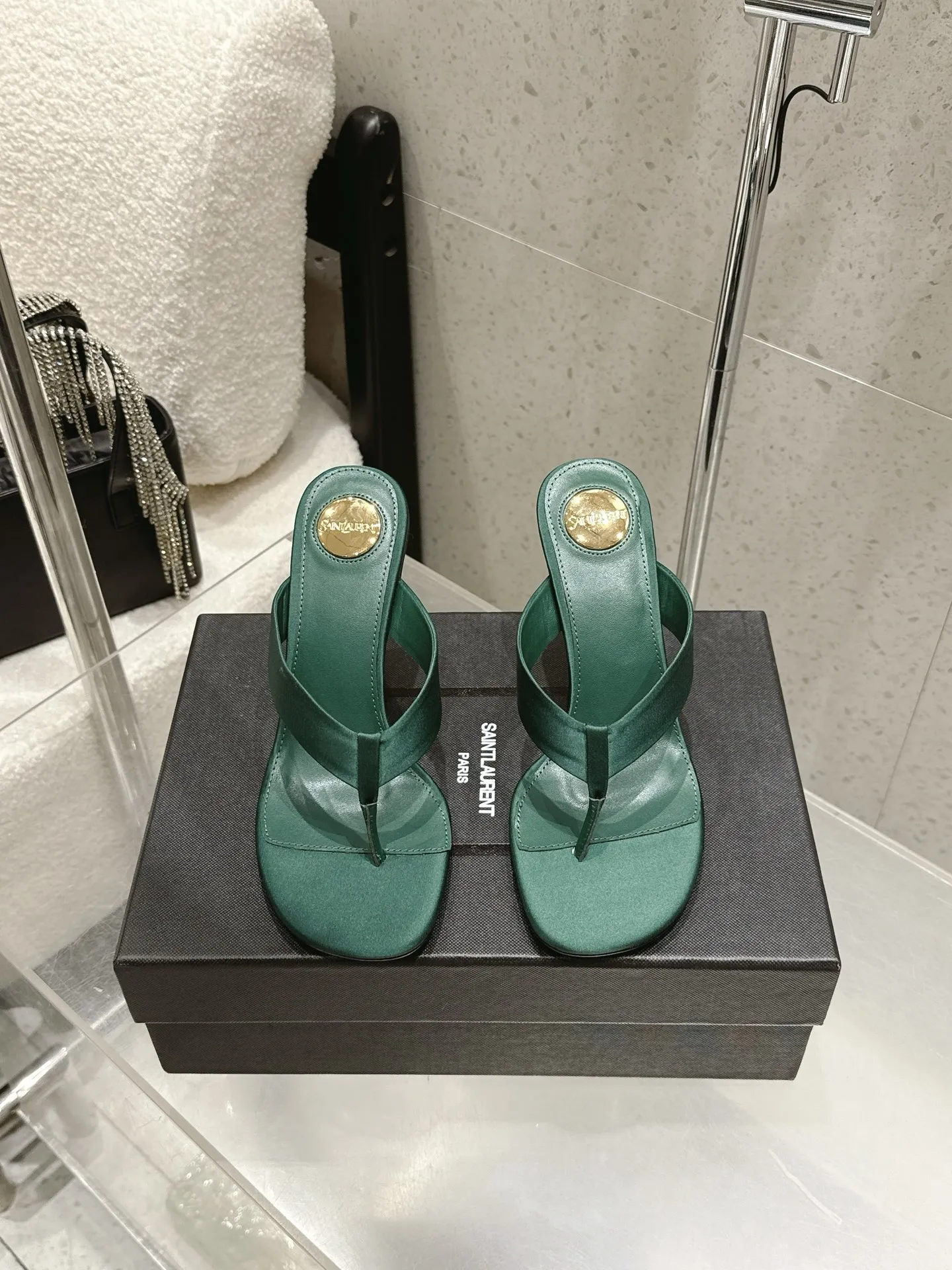 原单圣罗兰女鞋|高仿圣罗兰女鞋|精仿圣罗兰女鞋|一比一圣罗兰女鞋<p>Saint Laurent 圣罗兰 YSL春夏新款 尖头 五金扣 真丝 高跟鞋夹趾人字拖鞋 </p><p>YSL走秀款高跟鞋 各种小裙子搭配起来 完全不挑脚型哦 YSL Logo跟特别好看 在光线的照耀下呈现幻彩 真的美的过分 上脚显白的让人上头 释放无限优雅魅力 探索更多臻选高跟鞋 </p>