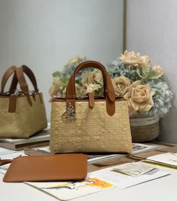 <p>Dior  Toujours 手袋 编织小号 </p><p>这款Dior Toujours 手袋于二零二四春夏系列发布秀精彩亮相,休闲实用的设计别具一格.采用米色酒椰草精心制作 饰以 Graphic 藤格纹图案 以 3D 效果的时尚版本全新演绎 Dior 的经典图案 型号 1188</p>