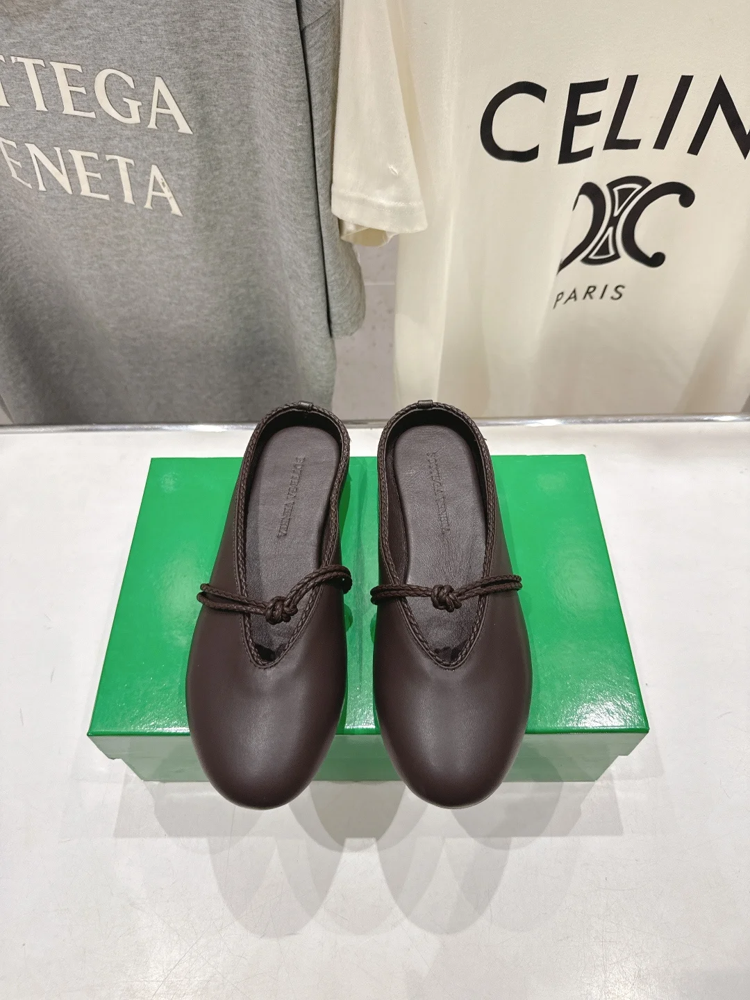 原单BV女鞋|高仿BV女鞋|精仿BV女鞋|一比一BV女鞋<p>Bottega Veneta/BV F065 2026ss新款结绳玛丽珍半包拖鞋乐福鞋 </p><p>高定的配色 BV Rosa 芭蕾舞鞋 平底设计 柔软舒适 内置垫脚 云朵般舒适 </p><p>手工编织花边 镶嵌鞋口 超级柔软舒适 </p><p>鞋面车线选用意大利电脑针车 做工精细 采用热熔胶定型鞋头 后跟 易回弹不变形 码数 35-42 40.41.42订做不退换 </p>