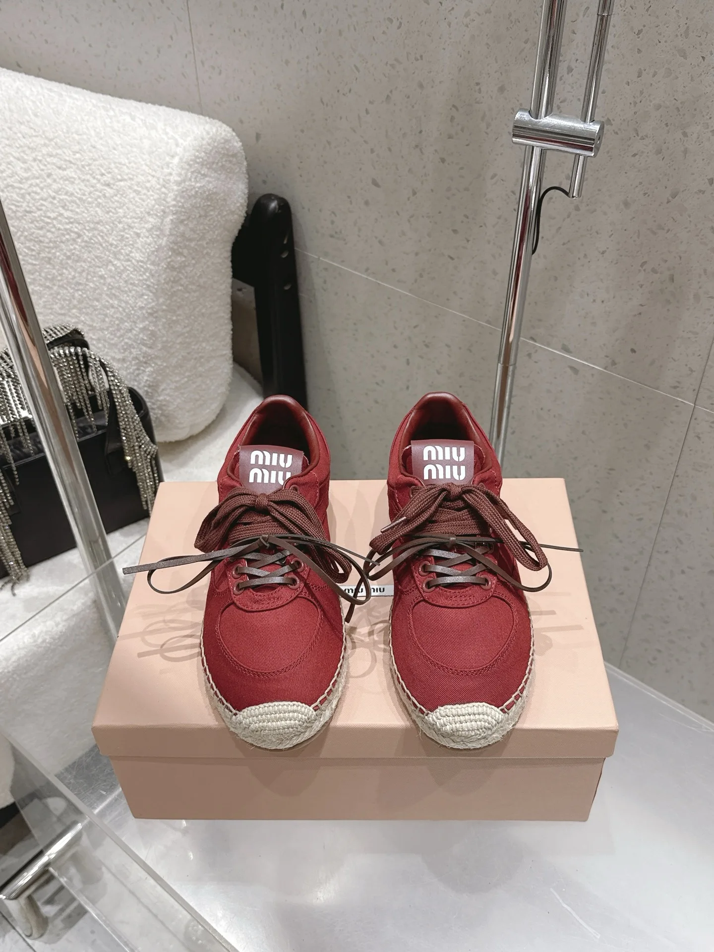 原单MIUMIU女鞋|高仿MIUMIU女鞋|精仿MIUMIU女鞋|一比一MIUMIU女鞋<p>miumiu缪缪 春夏最新款草编底德训鞋渔夫鞋</p><p>超多明星网红种草 这是品牌标志性的 miu系少女风 核心单品 完美融合了复古休闲与少女感 适配多场景穿搭 鞋身环绕天然黄麻绳编织包边 是渔夫鞋的经典元素 自带复古松弛感 同时提升了鞋款的辨识度 鞋舌/鞋垫处印有