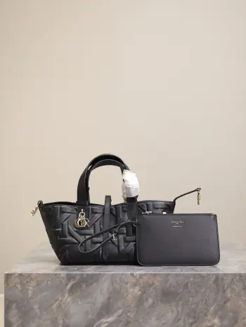 <p> 小号 Dior Toujours 手袋 黑色压花菱格 </p><p>这款 Dior Toujours 手袋休闲实用 别具一格 采用黑色牛皮革精心制作 饰以 Graphic 藤格纹图案 以 3D 效果的时尚版本全新演绎 Dior 的经典图案 型号 1188</p>