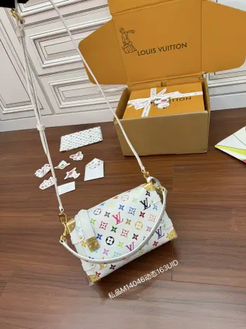 <p>独家163首发型号 M14046私品 163动态UID  进口菱形面料  品质第九次升级 进口原厂皮 专柜同步 动态电子芯片 礼品袋 保护纸 铜版电子标签 合格证 皮料是正品代工厂意大利A级树膏皮 拍摄图跟产品一致.尺寸:23.5x16x8.5CM</p>