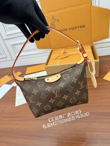 <p>独家163首发型号 M27509私品 163动态UID  进口菱形面料  品质第九次升级 进口原厂皮 专柜同步 动态电子芯片 礼品袋 保护纸 铜版电子标签 合格证 皮料是正品代工厂意大利A级树膏皮 拍摄图跟产品一致.尺寸:18.5x11x6.5CM</p>