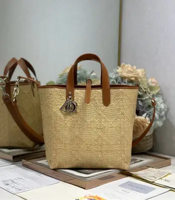 <p> 中号 Dior Toujours 竖版手袋 编织 </p><p>这款 Dior Toujours 竖版手袋时尚实用 别具一格 采用米色酒椰草精心制作 饰以 Graphic 藤格纹图案 以 3D 效果的时尚版本全新演绎 Dior 的经典图案 宽敞的内部隔层可收纳各种日常用品 型号 2836</p>