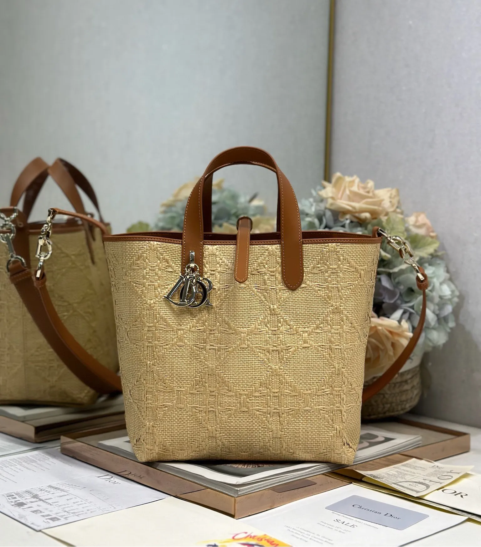 <p> 中号 Dior Toujours 竖版手袋 编织 </p><p>这款 Dior Toujours 竖版手袋时尚实用 别具一格 采用米色酒椰草精心制作 饰以 Graphic 藤格纹图案 以 3D 效果的时尚版本全新演绎 Dior 的经典图案 宽敞的内部隔层可收纳各种日常用品 型号 2836</p>