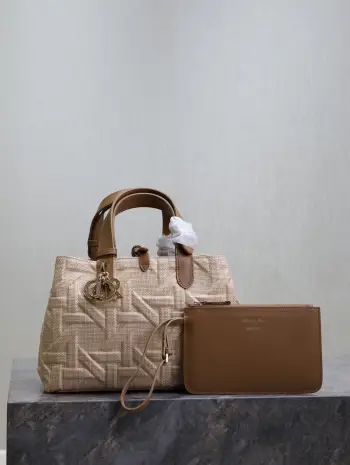 <p>中号 Dior Toujours 手袋 拉菲草压菱格 </p><p>这款 Dior Toujours 手袋休闲实用 别具一格 采用米色酒椰草精心制作 饰以 Graphic 藤格纹图案 以 3D 效果的时尚版本全新演绎 Dior 的经典图案 型号 1188</p>