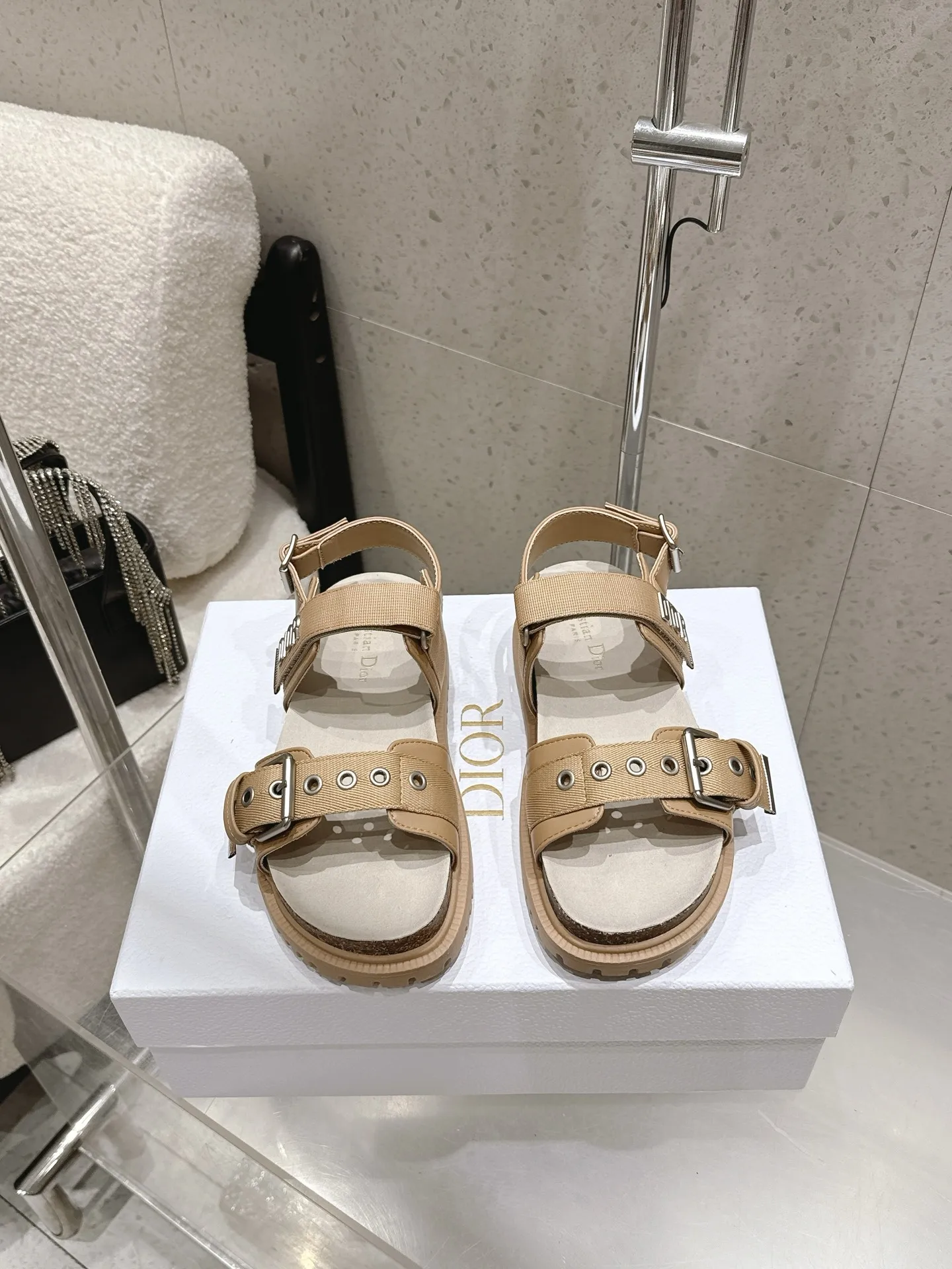 原单迪奥女鞋|高仿迪奥女鞋|精仿迪奥女鞋|一比一迪奥女鞋<p>迪奥Dior 早春新款凉鞋拖鞋  </p><p>一眼就想要的凉鞋简单大方 低调奢华 </p><p>配上醒目的克里斯汀 迪奥标志扣非常高级</p><p>穿着舒适好看而且好搭配春夏秋冬都  以穿</p><p>面料 牛皮</p><p>内里 牛皮</p><p>尺码 35-41(40.41不退不换)</p>