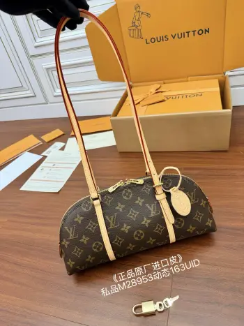 <p>独家163首发型号 M28953私品 163动态UID  进口菱形面料  品质第九次升级 进口原厂皮 专柜同步 动态电子芯片 礼品袋 保护纸 铜版电子标签 合格证 皮料是正品代工厂意大利A级树膏皮 拍摄图跟产品一致.尺寸:29x14x8CM</p>