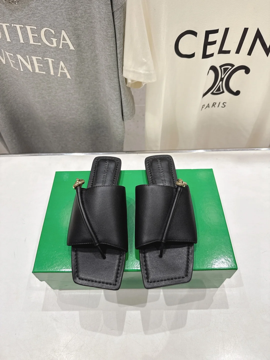 原单BV女鞋|高仿BV女鞋|精仿BV女鞋|一比一BV女鞋<p> Bottega Veneta/BV F065 2026ss夏季新款Solstice女士平底拖鞋</p><p>当慵懒假日遇上高级感 BV经典编织拖邂逅粗粝绳结五金 每一步都是松弛美学 </p><p>意大利皮革温柔包裹 手工编织纹路里藏满随性密码</p><p>金属扣环与登山绳元素碰撞 给极简注入一丝野性张力 码数 35-42 40.41.42订做不退换 </p>