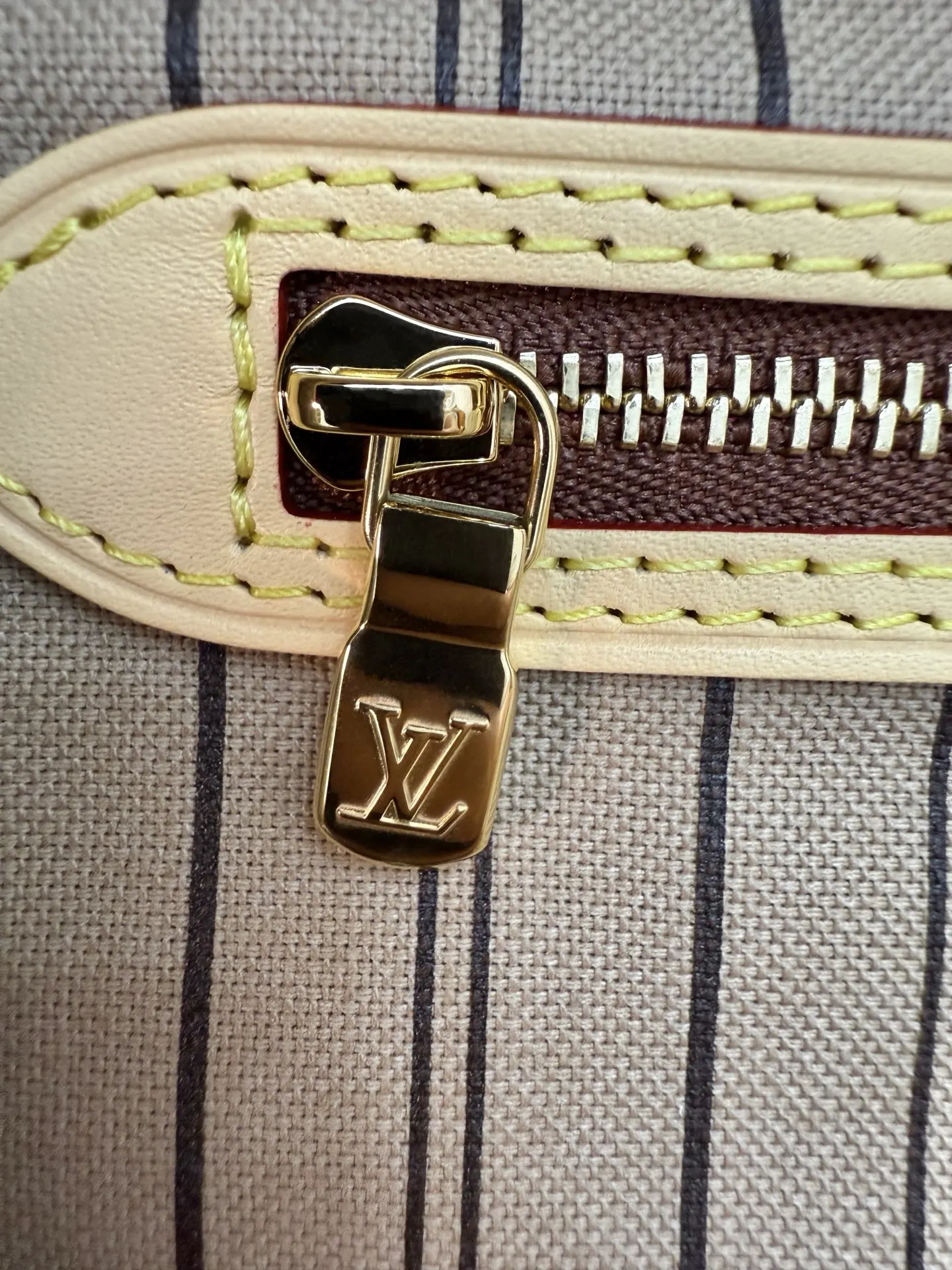 Louis Vuitton M46975 Imported Diamond Fabric Handbag Women s Shoulder Bag - Detail view 5