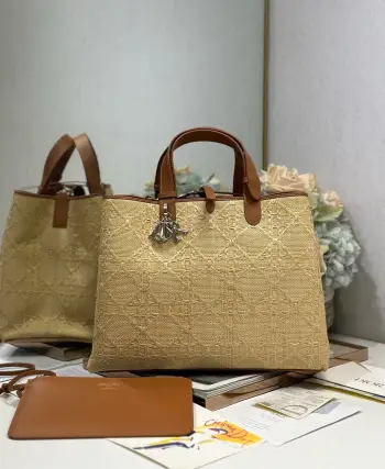 <p>Dior Toujours 手袋 编织大号 </p><p>这款 Dior Toujours 手袋休闲实用 别具一格 采用米色酒椰草精心制作 饰以 Graphic 藤格纹图案 以 3D 效果的时尚版本全新演绎 Dior 的经典图案 型号 1188</p>