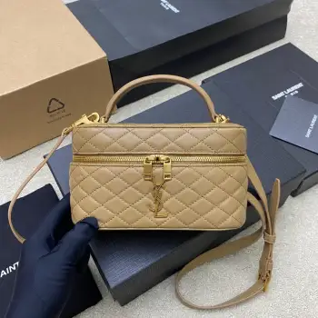 <p>P杏羊皮/金原厂皮 精品专供</p><p>最新爆款𝙈𝙞𝙣𝙞羊皮革肩带手拿包化妆包到货 环绕式拉链手拿包 饰以𝙇𝙀 𝘾𝘼𝙎𝙎𝘼𝙉𝘿𝙍𝙀和菱形绗缝包缝 羊皮内衬 古铜色配件拉链开合一个卡片槽位 此款多功能单品配有皮革顶部提手和可调节可拆卸肩带 可肩背或斜挎 </p><p>型号 766731 原厂皮 </p><p>尺寸 18×11×6.5𝙘𝙢 </p>