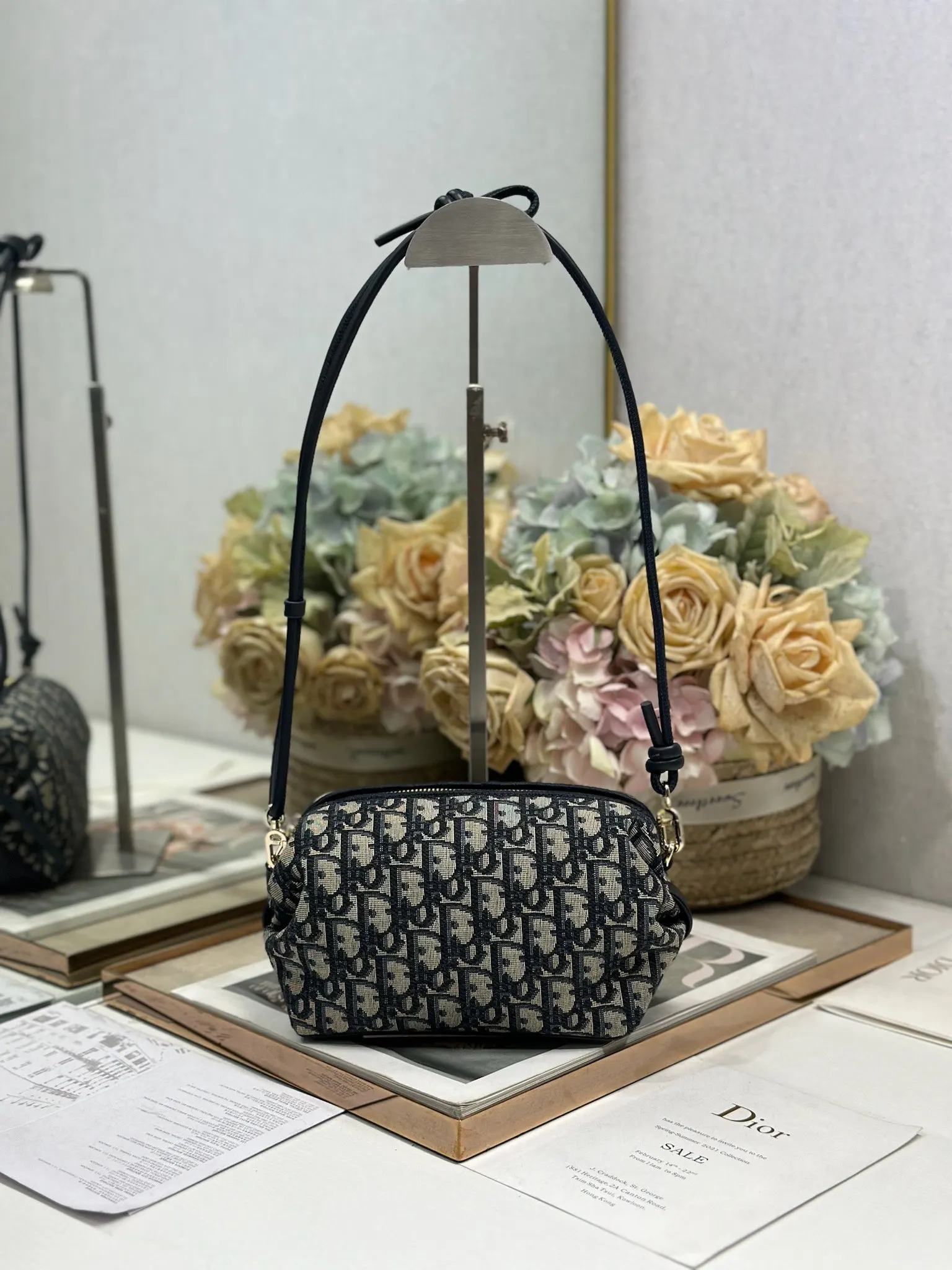 原单迪奥女包|高仿迪奥女包|精仿迪奥女包|一比一迪奥女包<p>Dior Bow手拿包  蓝布拼皮 </p><p>这款 Dior Bow 手拿包致敬 Dior 传承 彰显 Dior 的优雅标识和精湛工艺 柔软 Oblique 印花面料设计 灵感源自 Dior Bow 手袋的蝴蝶结 可斜挎 肩背或手提 </p><p>拉链开合</p><p>可调节 可拆卸的皮革肩带</p><p>2 个内部卡槽</p><p>型号 S3900</p>