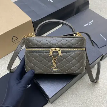 <p>P绿羊皮/金原厂皮 精品专供</p><p>最新爆款𝙈𝙞𝙣𝙞羊皮革肩带手拿包化妆包到货 环绕式拉链手拿包 饰以𝙇𝙀 𝘾𝘼𝙎𝙎𝘼𝙉𝘿𝙍𝙀和菱形绗缝包缝 羊皮内衬 古铜色配件拉链开合一个卡片槽位 此款多功能单品配有皮革顶部提手和可调节可拆卸肩带 可肩背或斜挎 </p><p>型号 766731 原厂皮 </p><p>尺寸 18×11×6.5𝙘𝙢 </p>