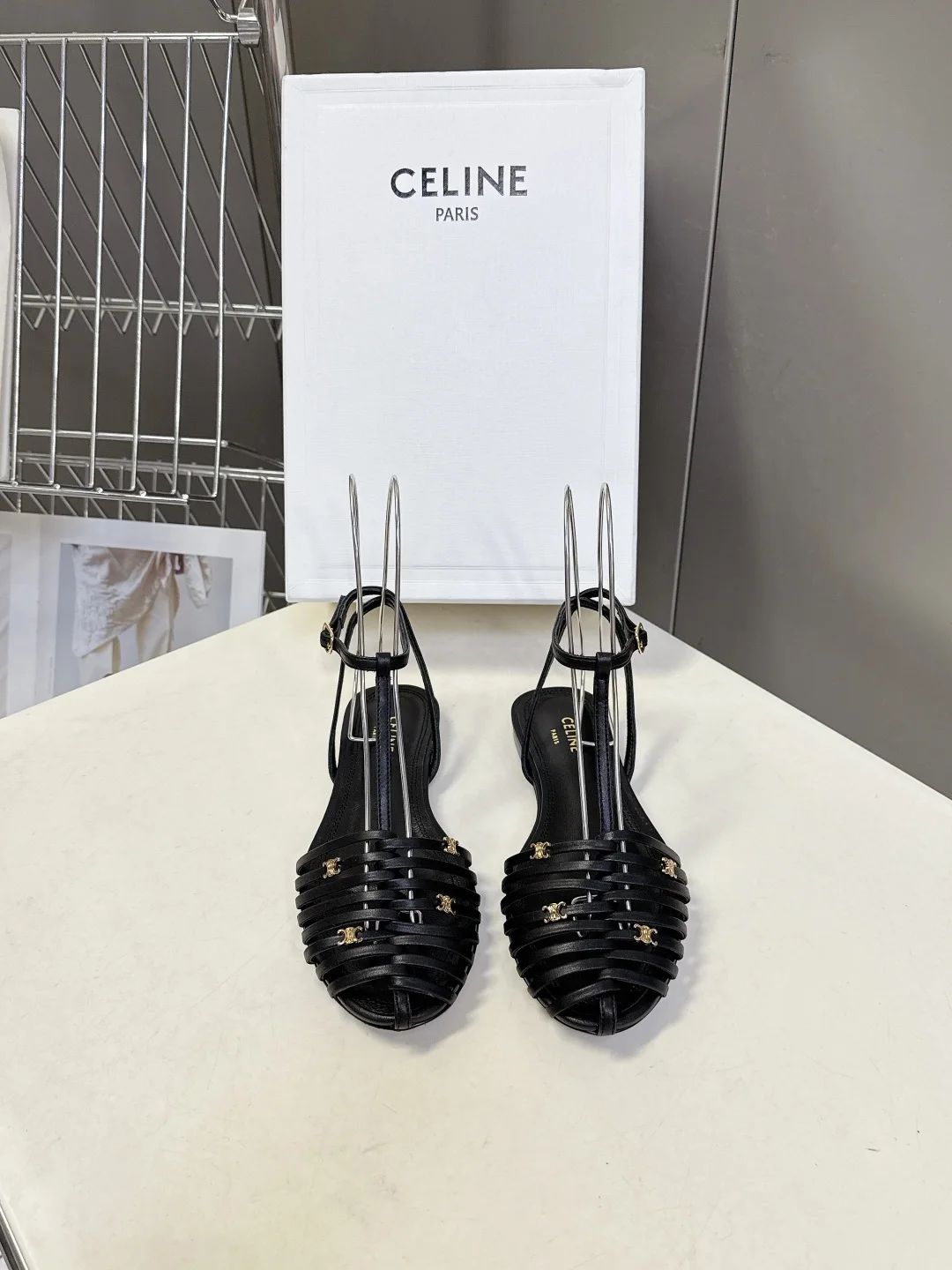 原单赛琳女鞋|高仿赛琳女鞋|精仿赛琳女鞋|一比一赛琳女鞋<p> CELINE思琳2026春夏罗马风编织包头凉鞋</p><p>超多明星网红种草 这是品牌法式极简美学的代表单品 完美适配夏日度假 日常通勤等多场景穿搭 鞋头采用多根平行皮革条编织成包头笼状设计 既复古又透气 是罗马凉鞋的经典素 同时修饰脚型 鞋垫处压印清晰的