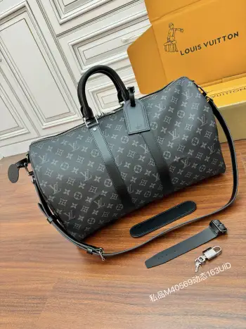 <p>独家163首发型号 M40569私品 163动态UID  进口菱形面料  品质第九次升级 进口原厂皮 专柜同步 动态电子芯片 礼品袋 保护纸 铜版电子标签 合格证 皮料是正品代工厂意大利A级树膏皮 拍摄图跟产品一致.尺寸 45x27x20CM</p>