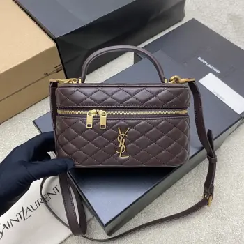 <p>P咖啡羊皮/金最新爆款𝙈𝙞𝙣𝙞羊皮革肩带手拿包化妆包到货 环绕式拉链手拿包 饰以𝙇𝙀 𝘾𝘼𝙎𝙎𝘼𝙉𝘿𝙍𝙀和菱形绗缝包缝 羊皮内衬 古铜色配件拉链开合一个卡片槽位 此款多功能单品配有皮革顶部提手和可调节可拆卸肩带 可肩背或斜挎 </p><p>型号 766731</p><p>尺寸 18×11×6.5𝙘𝙢 </p>