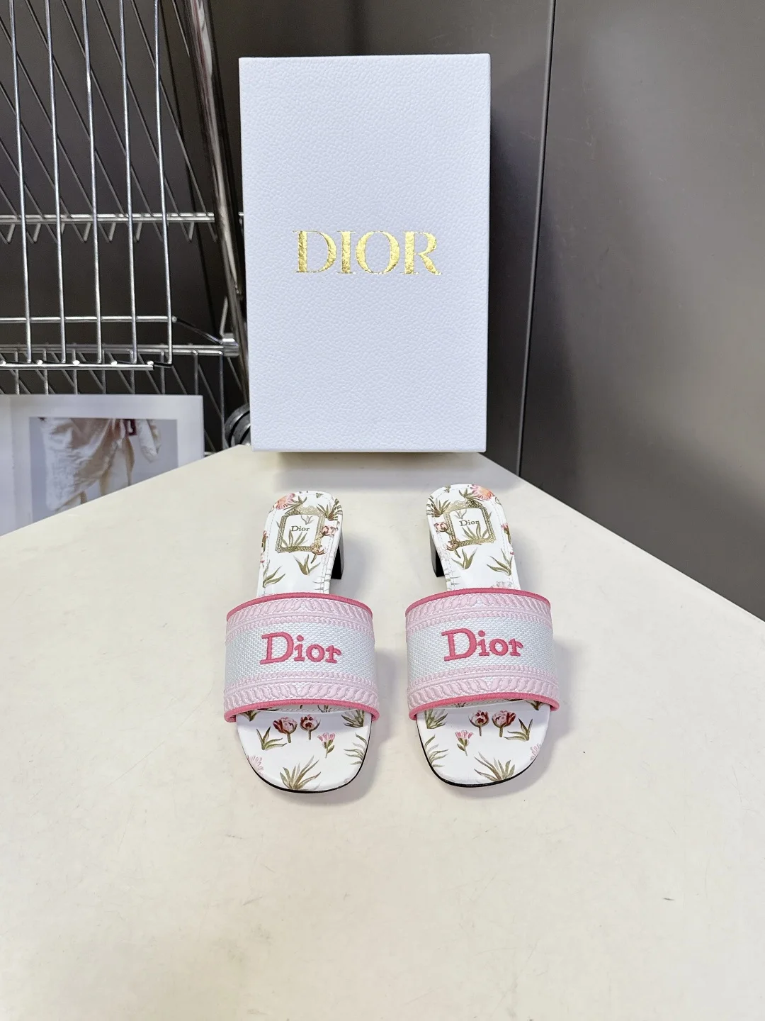 原单迪奥女鞋|高仿迪奥女鞋|精仿迪奥女鞋|一比一迪奥女鞋<p>迪奥Dior2026春夏最新款刺绣粗跟一字拖</p><p>超多明星网红种草 鞋身正面饰有立体刺绣的