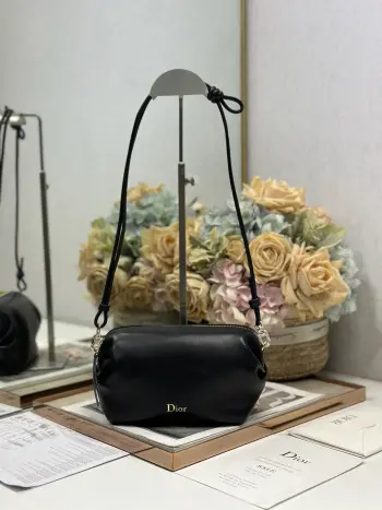 <p>Dior Bow手拿包 黑色羊皮 </p><p>这款 Dior Bow 手拿包致敬 Dior 传承 彰显 Dior 的优雅标识和精湛工艺 柔软羊皮革设计 灵感源自 Dior Bow 手袋的蝴蝶结 可斜挎 肩背或手提 </p><p>拉链开合</p><p>正面热压金色调 Dior 标志</p><p>可调节 可拆卸的皮革肩带</p><p>2 个内部卡槽</p><p>型号 S3900</p>