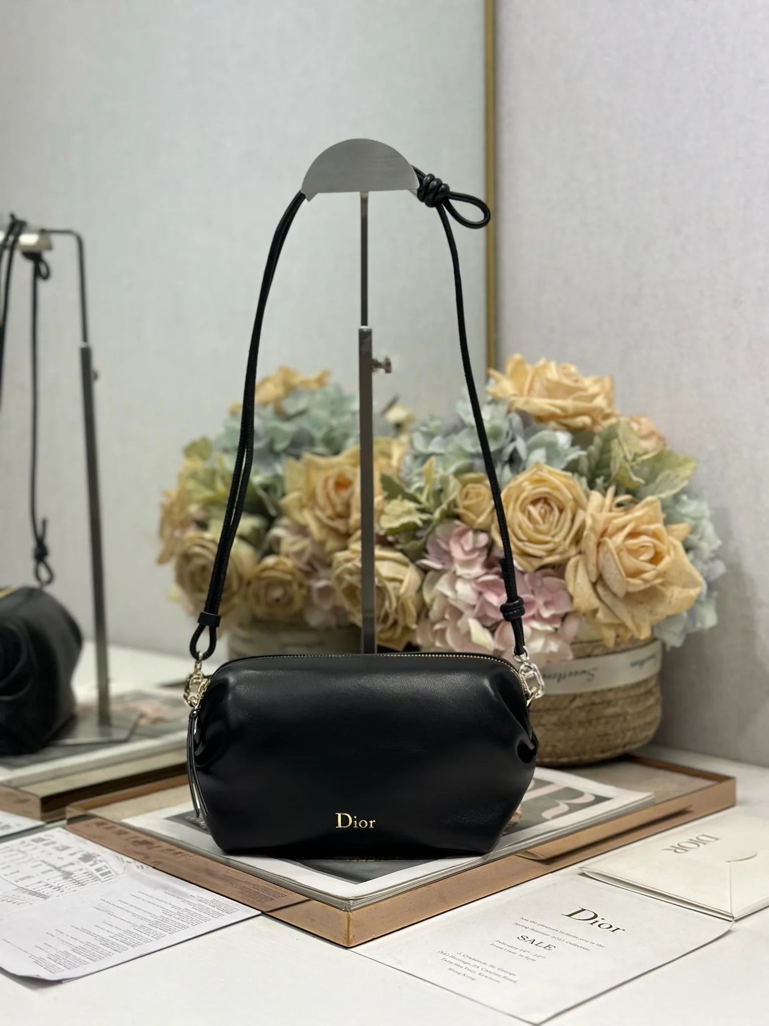 <p>Dior Bow手拿包 黑色羊皮 </p><p>这款 Dior Bow 手拿包致敬 Dior 传承 彰显 Dior 的优雅标识和精湛工艺 柔软羊皮革设计 灵感源自 Dior Bow 手袋的蝴蝶结 可斜挎 肩背或手提 </p><p>拉链开合</p><p>正面热压金色调 Dior 标志</p><p>可调节 可拆卸的皮革肩带</p><p>2 个内部卡槽</p><p>型号 S3900</p>