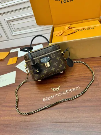 <p>独家163首发型号 M47128私品 163动态UID  进口菱形面料  品质第九次升级 进口原厂皮 专柜同步 动态电子芯片 礼品袋 保护纸 铜版电子标签 合格证 皮料是正品代工厂意大利A级树膏皮 拍摄图跟产品一致.尺寸:19x11x13CM</p>