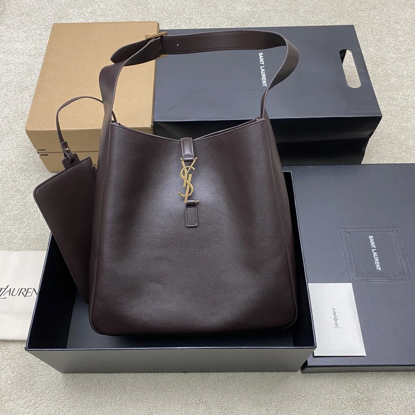 <p>P咖啡平纹/金YSL 全新升级版带小包  Hobo腋下包 黑色头层牛皮+金色Logo 简约又高级 肩带可调节 单肩/手提都OK 通勤休闲都能搭 小包  拆卸 内部有隔层和拉链袋 收纳超方便 皮质柔软轻盈 容量适中 日常用品轻松装下 搭配杜邦纸内胆包 底部更稳 空间更整洁 实用又时髦 是YSL经典热门款 </p><p>型号 850545</p><p>尺寸 30x31x13cm</p>