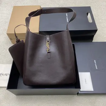 <p>P咖啡平纹/金YSL 全新升级版带小包  Hobo腋下包 黑色头层牛皮+金色Logo 简约又高级 肩带可调节 单肩/手提都OK 通勤休闲都能搭 小包  拆卸 内部有隔层和拉链袋 收纳超方便 皮质柔软轻盈 容量适中 日常用品轻松装下 搭配杜邦纸内胆包 底部更稳 空间更整洁 实用又时髦 是YSL经典热门款 </p><p>型号 850545</p><p>尺寸 30x31x13cm</p>