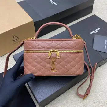 <p>P玫瑰沙羊皮/金原厂皮 精品专供</p><p>最新爆款𝙈𝙞𝙣𝙞羊皮革肩带手拿包化妆包到货 环绕式拉链手拿包 饰以𝙇𝙀 𝘾𝘼𝙎𝙎𝘼𝙉𝘿𝙍𝙀和菱形绗缝包缝 羊皮内衬 古铜色配件拉链开合一个卡片槽位 此款多功能单品配有皮革顶部提手和可调节可拆卸肩带 可肩背或斜挎 </p><p>型号 766731 原厂皮 </p><p>尺寸 18×11×6.5𝙘𝙢 </p>