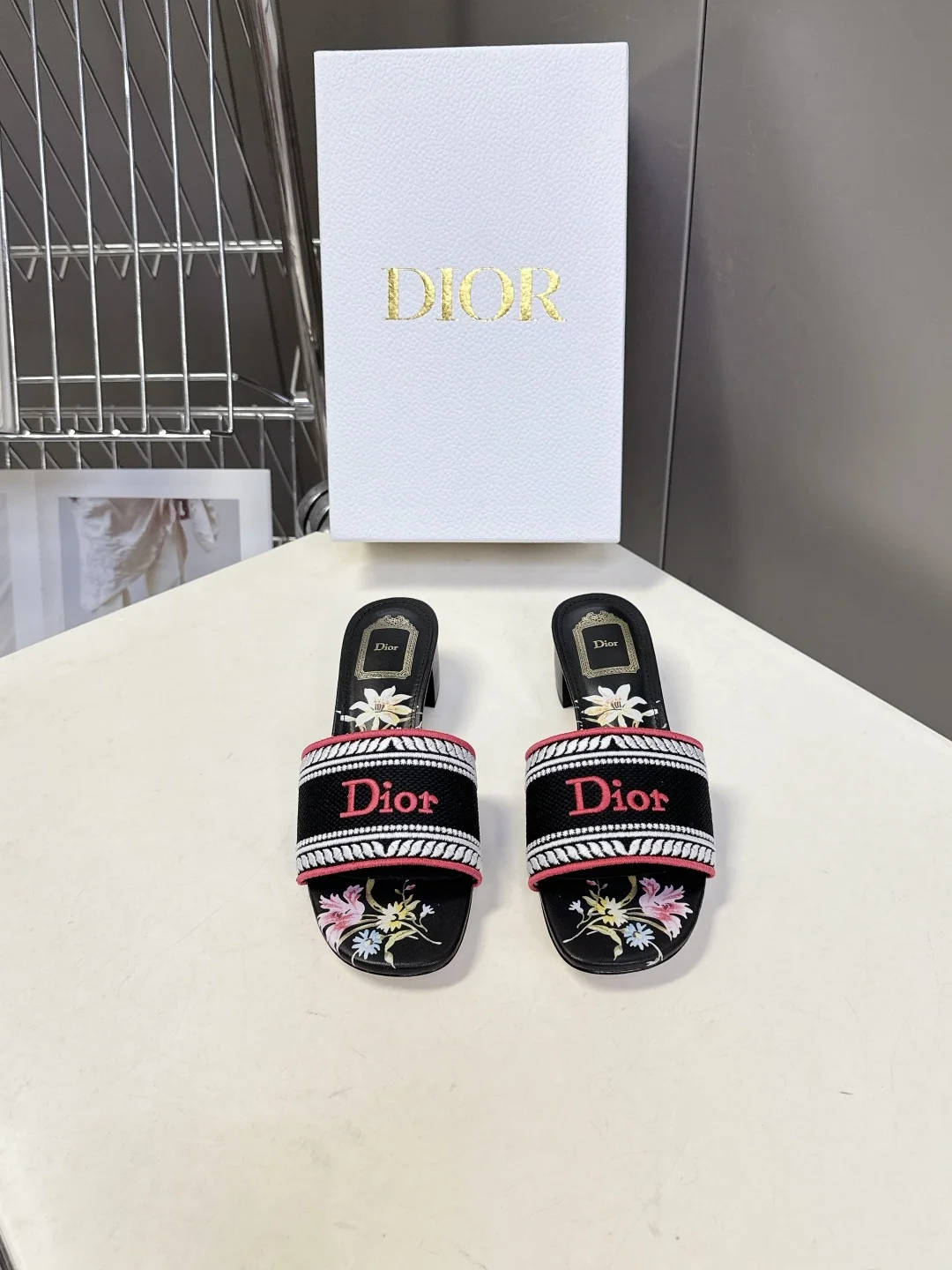 原单迪奥女鞋|高仿迪奥女鞋|精仿迪奥女鞋|一比一迪奥女鞋<p>迪奥Dior2026春夏最新款刺绣粗跟一字拖</p><p>超多明星网红种草 鞋身正面饰有立体刺绣的