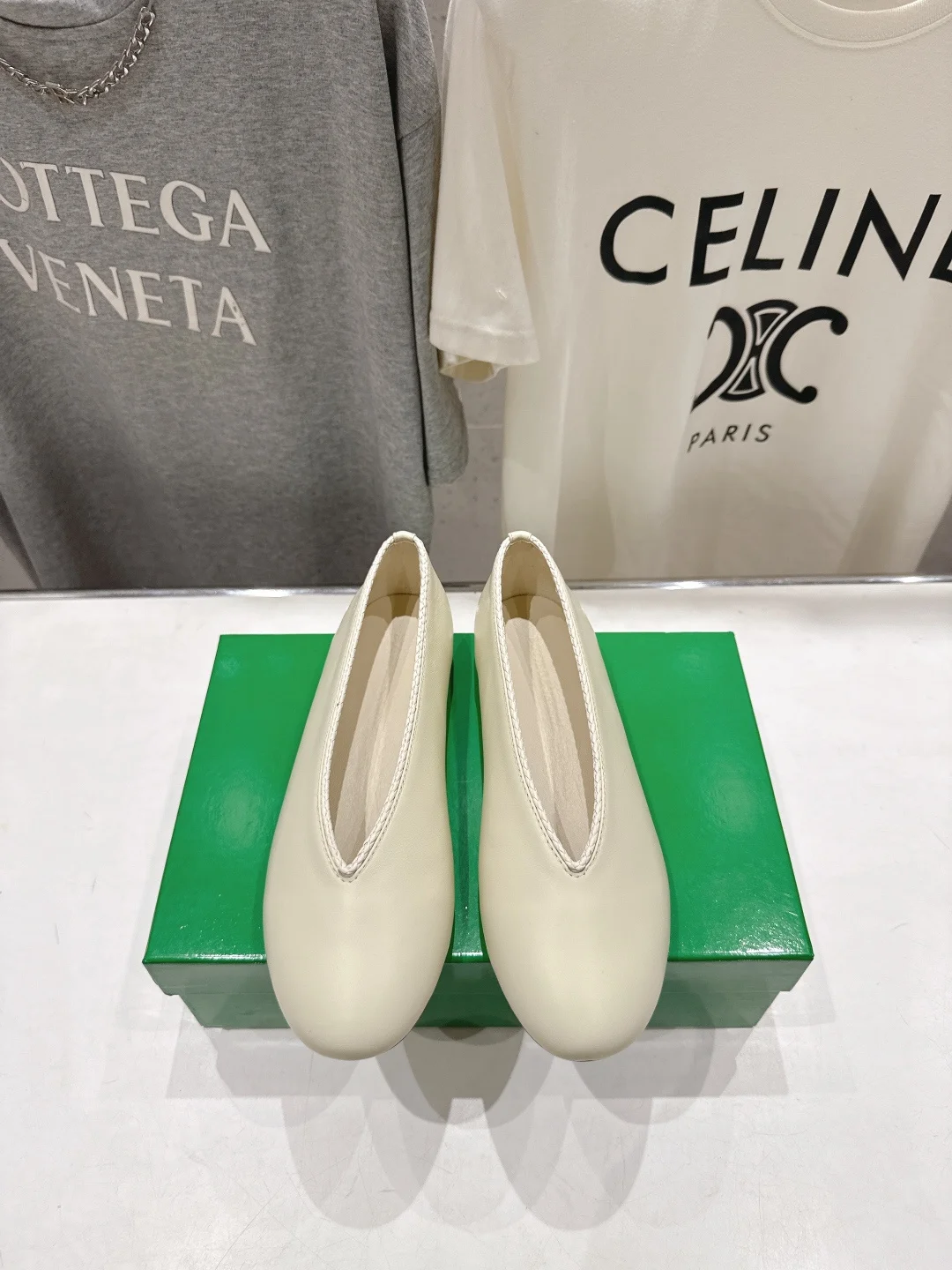 原单BV女鞋|高仿BV女鞋|精仿BV女鞋|一比一BV女鞋<p>Bottega Veneta/BV F065 2026ss新款编织玛丽珍平底鞋乐福鞋 </p><p>高定的配色 BV Rosa 手工编织芭蕾舞鞋 平底设计 柔软舒适 内置垫脚 云朵般舒适 </p><p>手工编织花边 镶嵌鞋口 超级柔软舒适 </p><p>鞋面车线选用意大利电脑针车 做工精细 采用热熔胶定型鞋头 后跟 易回弹不变形 码数 35-42 40.41.42订做不退换 </p>