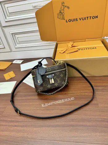 <p>独家163首发型号 M47125私品 163动态UID  进口菱形面料  品质第九次升级 进口原厂皮 专柜同步 动态电子芯片 礼品袋 保护纸 铜版电子标签 合格证 皮料是正品代工厂意大利A级树膏皮 拍摄图跟产品一致.尺寸:19x11.5x6.5CM</p>