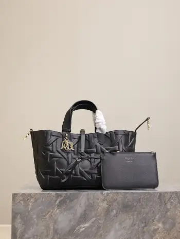 <p> 中号 Dior Toujours 手袋 黑色压花菱格 </p><p>这款 Dior Toujours 手袋休闲实用 别具一格 采用黑色牛皮革精心制作 饰以 Graphic 藤格纹图案 以 3D 效果的时尚版本全新演绎 Dior 的经典图案 型号 1188</p>