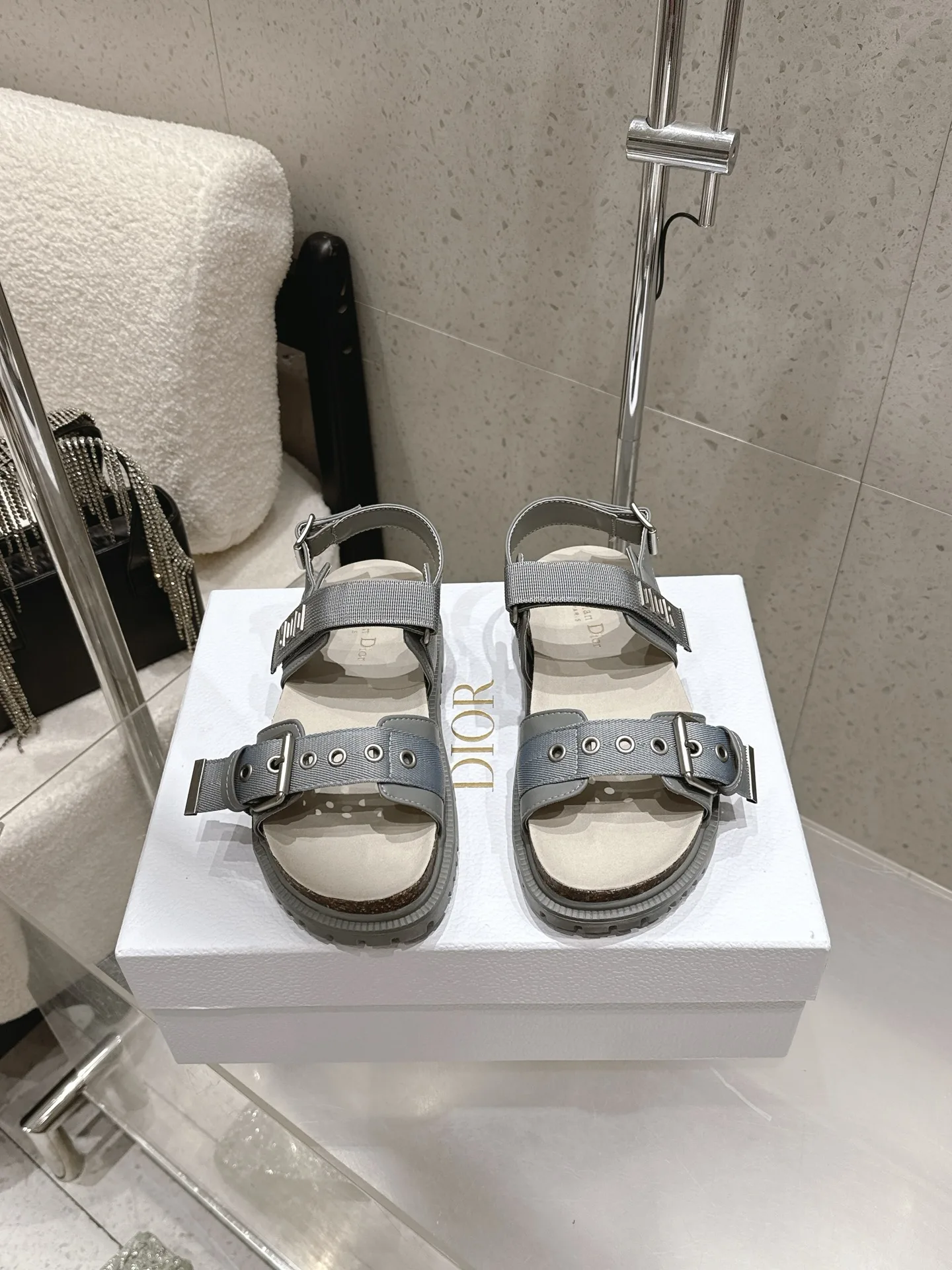 原单迪奥女鞋|高仿迪奥女鞋|精仿迪奥女鞋|一比一迪奥女鞋<p>迪奥Dior 早春新款凉鞋拖鞋  </p><p>一眼就想要的凉鞋简单大方 低调奢华 </p><p>配上醒目的克里斯汀 迪奥标志扣非常高级</p><p>穿着舒适好看而且好搭配春夏秋冬都  以穿</p><p>面料 牛皮</p><p>内里 牛皮</p><p>尺码 35-41(40.41不退不换)</p>