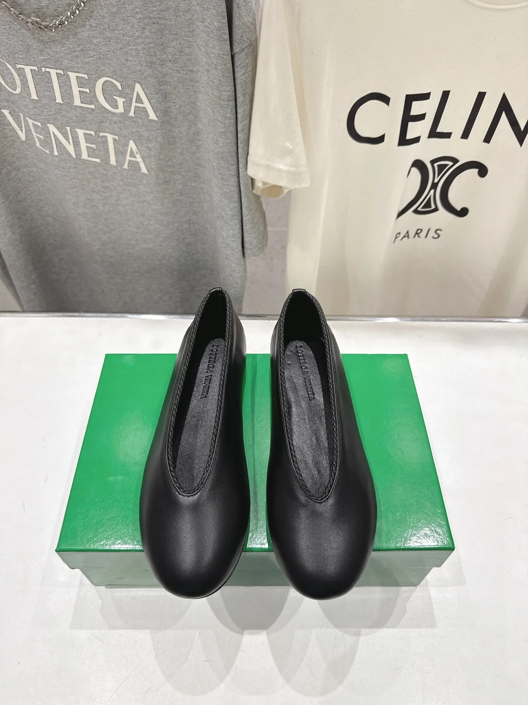 原单BV女鞋|高仿BV女鞋|精仿BV女鞋|一比一BV女鞋<p>Bottega Veneta/BV F065 2026ss新款编织玛丽珍平底鞋乐福鞋 </p><p>高定的配色 BV Rosa 手工编织芭蕾舞鞋 平底设计 柔软舒适 内置垫脚 云朵般舒适 </p><p>手工编织花边 镶嵌鞋口 超级柔软舒适 </p><p>鞋面车线选用意大利电脑针车 做工精细 采用热熔胶定型鞋头 后跟 易回弹不变形 码数 35-42 40.41.42订做不退换 </p>