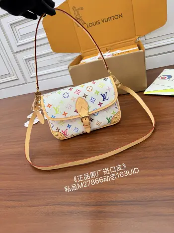 <p>独家(正品原厂进口皮)首发型号 M27866私品 163动态UID  进口菱形面料  品质和材料第九次再次升级 专柜同步 动态电子芯片 礼品袋 保护纸 铜版电子标签 合格证 皮料是正品代工厂意大利A级树膏皮 私品 是在于品质 五金 面料 手工 油边 是A级出品 拍摄图跟产品一致.尺寸 24x9x15CM</p>