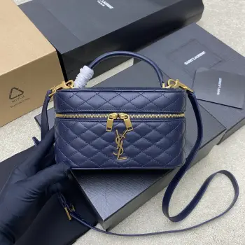 <p>P宝蓝羊皮/金原厂皮 精品专供</p><p>最新爆款𝙈𝙞𝙣𝙞羊皮革肩带手拿包化妆包到货 环绕式拉链手拿包 饰以𝙇𝙀 𝘾𝘼𝙎𝙎𝘼𝙉𝘿𝙍𝙀和菱形绗缝包缝 羊皮内衬 古铜色配件拉链开合一个卡片槽位 此款多功能单品配有皮革顶部提手和可调节可拆卸肩带 可肩背或斜挎 </p><p>型号 766731 原厂皮 </p><p>尺寸 18×11×6.5𝙘𝙢 </p>