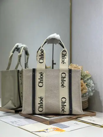 <p>中号深蓝 手提包 </p><p>chloe新品 Woody Tote Bag 在社群掀起极高讨论度的帆布包 主要原因除了款式美之外 更应容量能装 超高CP值等等优点 让这款帆布包现在据说已经大缺货 入手难度可说不小 现有尺寸 </p><p>型号 6690</p>