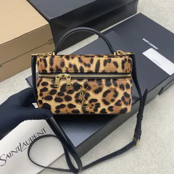 <p>豹纹黑皮/金YSL Gaby系列化妆包 采用豹纹马毛效果羊皮革 质感独特又耐用 经典化妆盒造型 顶部提手+可调节肩带 手提斜挎都OK 全皮革衬里 内部空间合理 收纳化妆品超方便金色YSL标志点缀 奢华感满满 秋冬搭配野性风或复古风都很出彩 </p><p>型号   原厂皮 </p><p>尺寸 18x11x6.5cm</p>