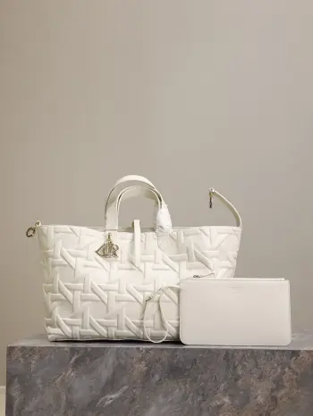 <p>大号 Dior Toujours 手袋 白色压花菱格 </p><p>这款 Dior Toujours 手袋休闲实用 别具一格 采用白色牛皮革精心制作 饰以 Graphic 藤格纹图案 以 3D 效果的时尚版本全新演绎 Dior 的经典图案 型号 1188</p>