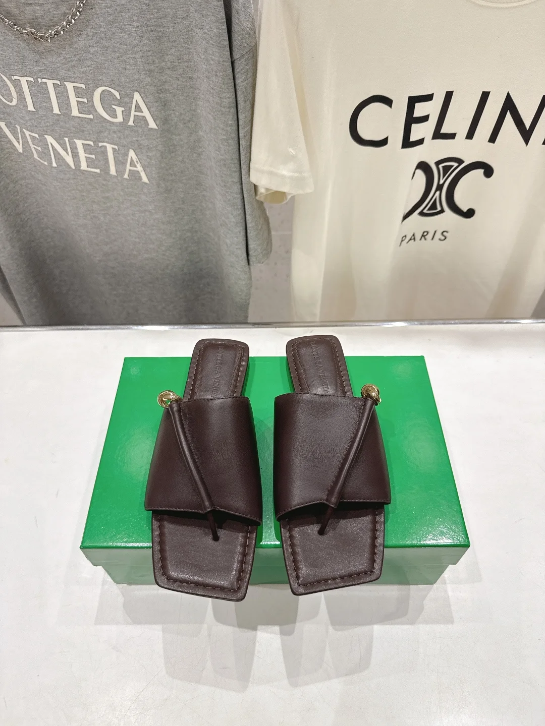 原单BV女鞋|高仿BV女鞋|精仿BV女鞋|一比一BV女鞋<p> Bottega Veneta/BV F065 2026ss夏季新款Solstice女士平底拖鞋</p><p>当慵懒假日遇上高级感 BV经典编织拖邂逅粗粝绳结五金 每一步都是松弛美学 </p><p>意大利皮革温柔包裹 手工编织纹路里藏满随性密码</p><p>金属扣环与登山绳元素碰撞 给极简注入一丝野性张力 码数 35-42 40.41.42订做不退换 </p>