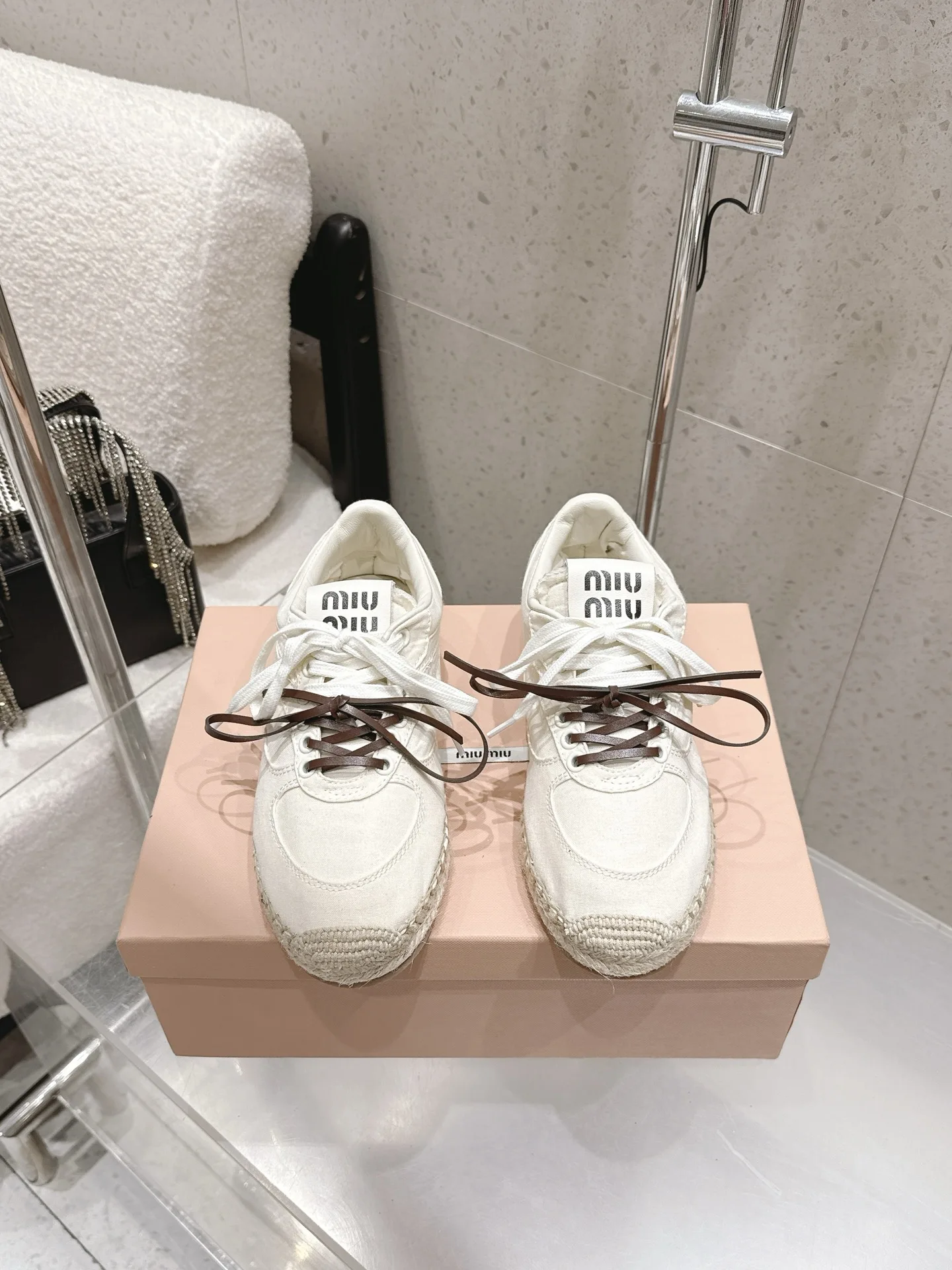 原单MIUMIU女鞋|高仿MIUMIU女鞋|精仿MIUMIU女鞋|一比一MIUMIU女鞋<p>miumiu缪缪 春夏最新款草编底德训鞋渔夫鞋</p><p>超多明星网红种草 这是品牌标志性的 miu系少女风 核心单品 完美融合了复古休闲与少女感 适配多场景穿搭 鞋身环绕天然黄麻绳编织包边 是渔夫鞋的经典元素 自带复古松弛感 同时提升了鞋款的辨识度 鞋舌/鞋垫处印有